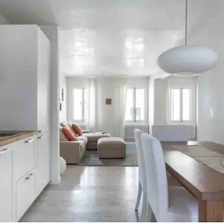Amadeus Apartment: A Due Passi Dal Duomo * تريفيزو